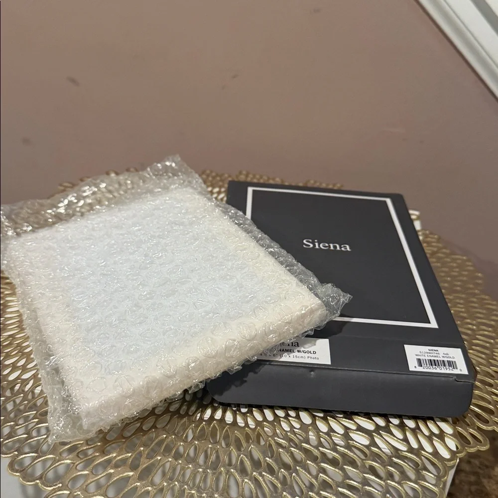 Siena White Enamel with Gold Frame, 4” x 6”